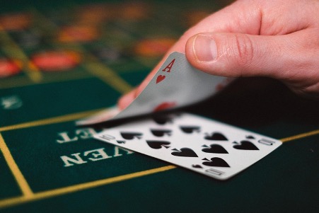 Når bør du overgi deg i blackjack?
